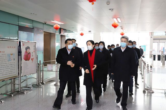 市領(lǐng)導(dǎo)至車(chē)站走訪慰問(wèn)和疫情防控、保供應(yīng)保安全保暢通工作督查