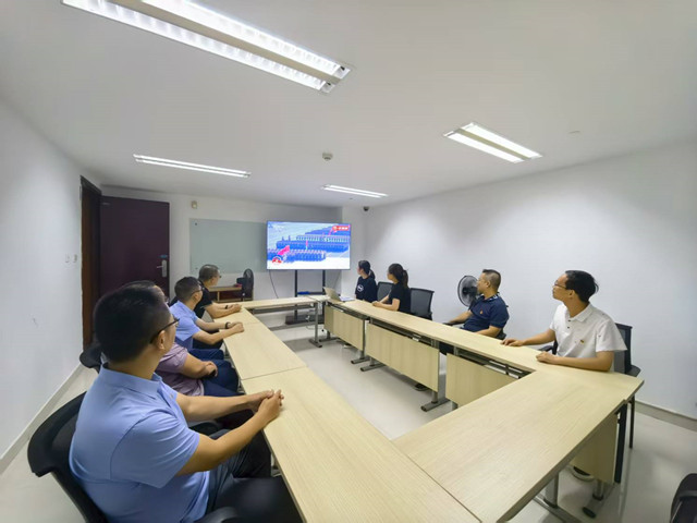 6常運(yùn)集團(tuán)藍(lán)海豚商旅組織職工觀看紀(jì)念中國人民抗日戰(zhàn)爭暨世界反法西斯戰(zhàn)爭勝利80周年閱兵式直播1_副本